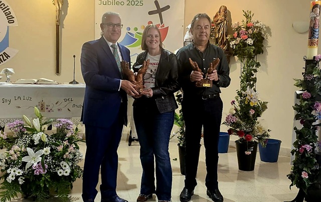 El director del Creer, Aitor Aparicio García y Silvia Molia Galarreta, logopeda, con el Premio XXI Memorial Jesús del Pozo.