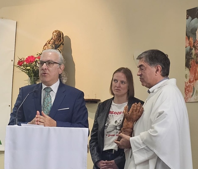 Aitor Aparicio García, director del Creer, agradece el premio a los asociados y asistentes.