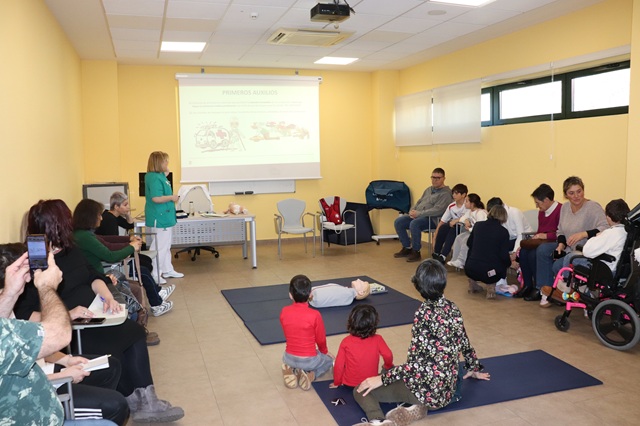 Taller de primeros auxilios impartido por la enfermera del Creer.