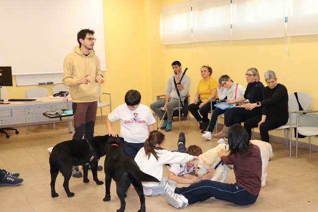 Familias en el taller de terapia asistida con perros.