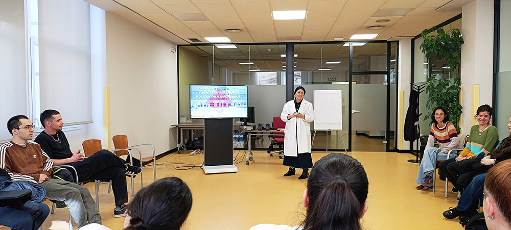 Débora Franco, trabajadora social del Ceadac, mostrando y explicando el funcionamiento del centro a estudiantes del IES Príncipe Felipe.