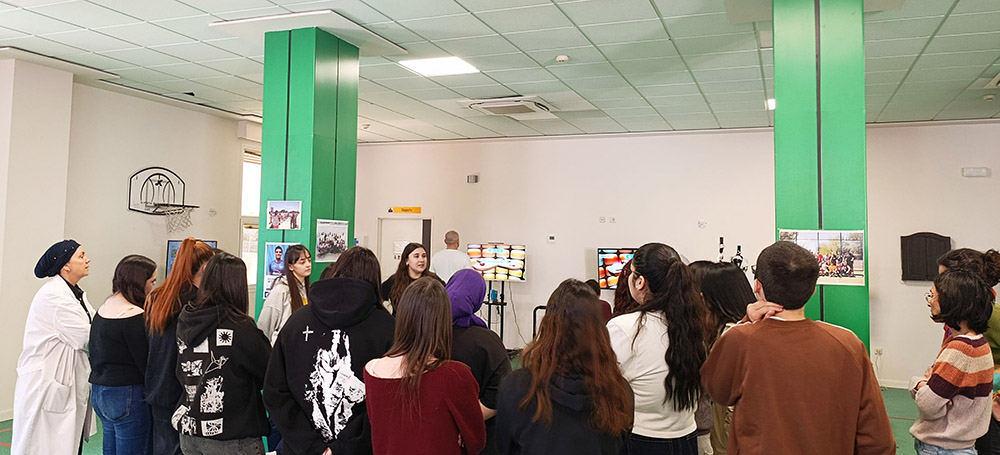 Débora Franco, trabajadora social del Ceadac, mostrando y explicando el funcionamiento del centro a estudiantes del IES Príncipe Felipe.