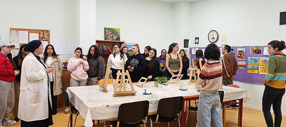 Débora Franco, trabajadora social del Ceadac, mostrando y explicando el funcionamiento del centro a estudiantes del IES Príncipe Felipe.