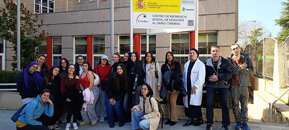 Estudiantes del IES Príncipe Felipe junto a Débora Franco, trabajadora social del Ceadac.