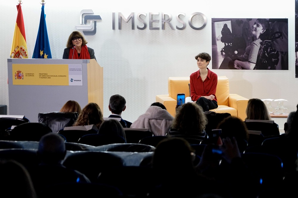 María Teresa Sancho Castiello, directora general del Imserso, junto a María Rosa Martínez Rodríguez, secretaria de Estado de Derechos Sociales, durante la jornada.