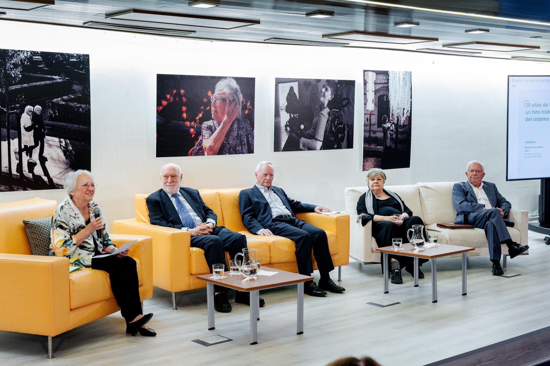 De izquierda a derecha, mesa moderada por Matilde Fernández, exministra de Asuntos Sociales, junto a 3 exdirectores del Imserso: Héctor Maravall, Ángel Rodríguez Castedo y Pilar Rodríguez, a la derecha Pablo Cobo, exsubdirector de Planificación.