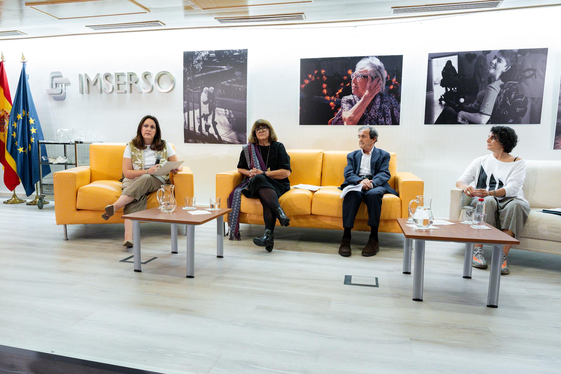 De izquierda a derecha, Esther Pérez de Vargas, subdirectora de Planificación del Imserso, Mayte Sancho, Gregorio Rodríguez Cabrero y Elia Gómez Castro, en una de las mesas sobre la reforma de la Ley de Dependencia.
