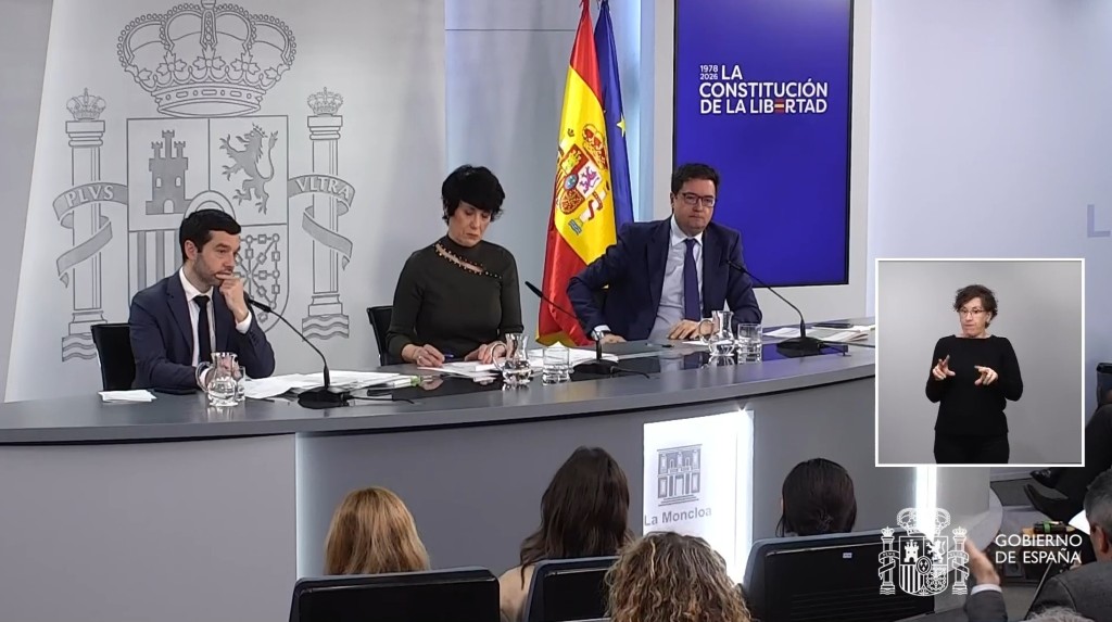 La ministra de Inclusión, Seguridad Social y Migraciones y portavoz del Gobierno, Elma Saiz, comparece junto al ministro de Derechos Sociales, Consumo y Agenda 2030, Pablo Bustinduy, y el ministro para la Transformación Digital y de la Función Pública, Óscar López, para explicar los acuerdos adoptados.