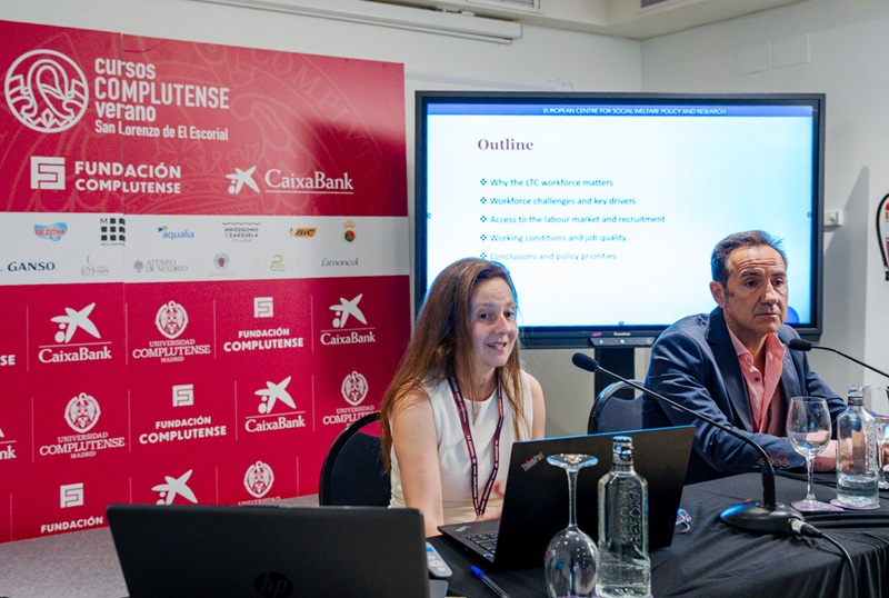 Eszter Zólyomi, centro europeo de Política y Análisis Social y Manuel Montero, como moderador de la mesa.