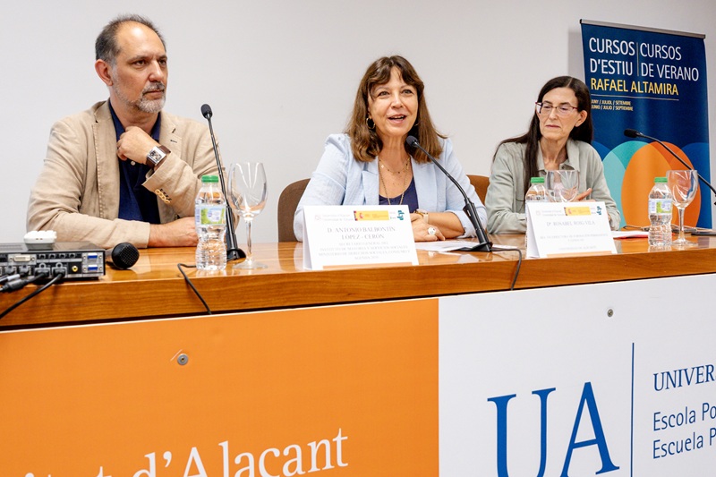 Antonio Balbontín, secretario general del Imserso; Rosabel Roig, vicerrectora de Formación Permanente y Lenguas de la UA, y Mari Paz Such, profesora de la UA.