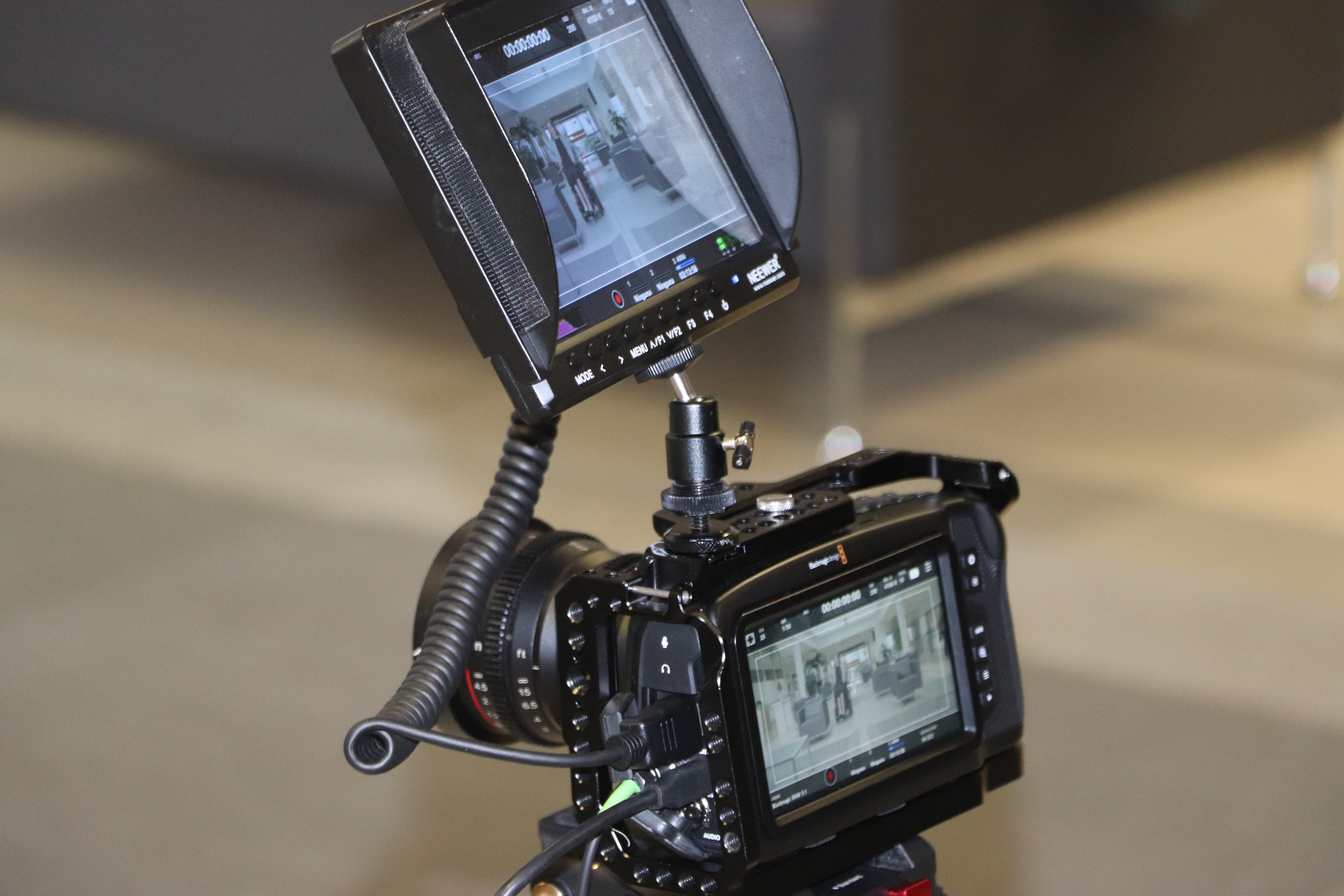 Cámara enfocando al hall del CREA.