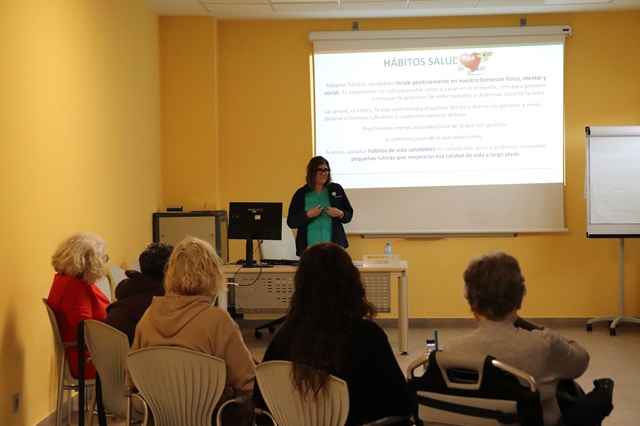 Taller de 'Hábitos saludables', impartido por la enfermera del Creer.