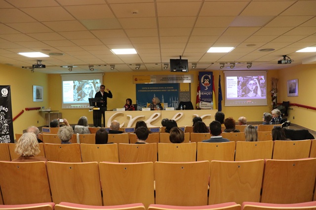 El Dr. Luis Corral, especialista en la enfermedad de Behçet, imparte su ponencia sobre nuevos tratamientos tras la investigación con células madre.