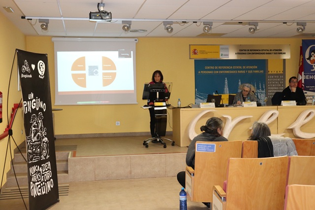 La Dra. Julia Barbado, especialista en la enfermedad de Behçet, imparte su ponencia sobre nuevos tratamientos.