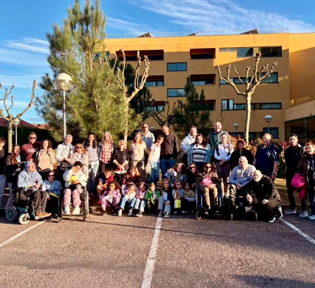 Foto de familia de la Asociación Española Familia Ataxia Telangiectasia (Aefat) en el Creer.