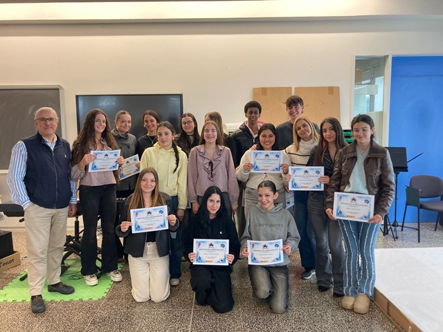 Alumnos de 1º de Artes Plásticas y Diseño de la Escuela de Arte y Superior de Diseño de Burgos con el director del Creer.