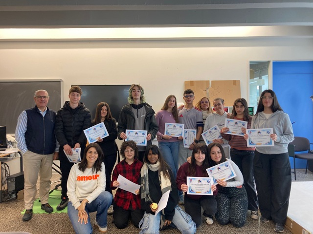 Alumnos de 1º de Artes Plásticas y Diseño de la Escuela de Arte y Superior de Diseño de Burgos con el director del Creer.