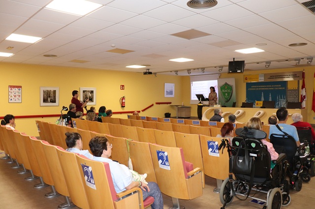Charla para las familias en el salón de actos del Creer.