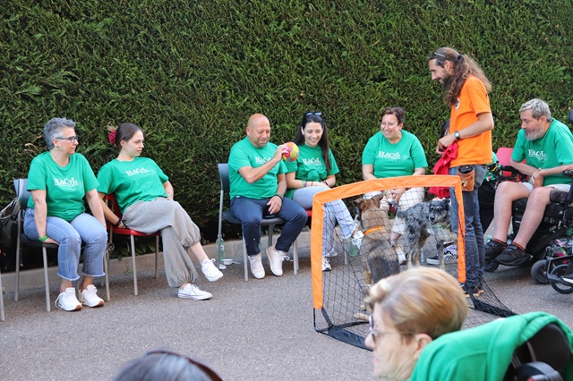 Participantes en el taller de terapia asistida con perros.