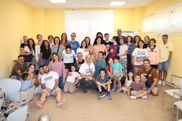 Foto de familia de la Asociación Síndrome Potocki-Lupski de España en el Creer.