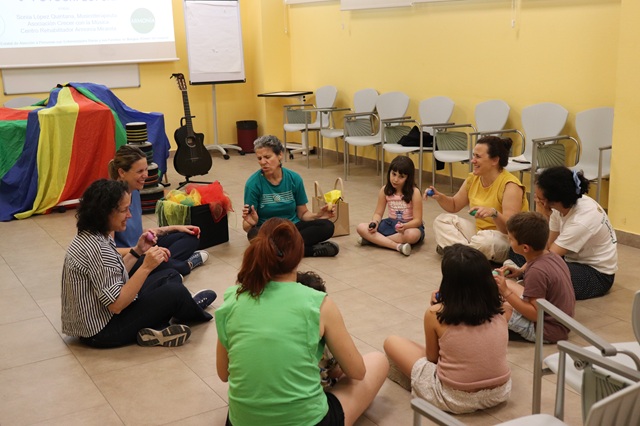 Taller de musicoterapia con las familias.