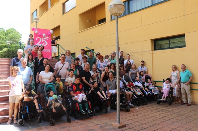 Foto de familia de la Asociación Española contra las Leucodistrofias en el Creer.