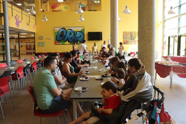 Familias conversando en la cafetería del Creer.