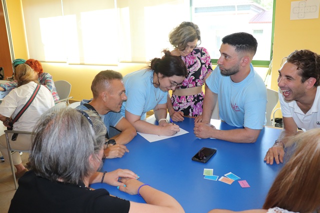 Participantes en una dinámica grupal para conocerse y compartir experiencias.