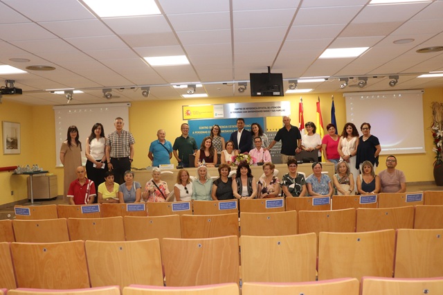 Foto de familia de la Federación Nacional de Víctimas del Síndrome del Aceite Tóxico (Fenvisat) en el salón de actos del Creer.