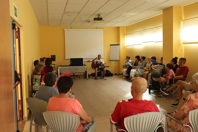 Participantes en actividad musical bajo el lema 'Crecer con la música'.