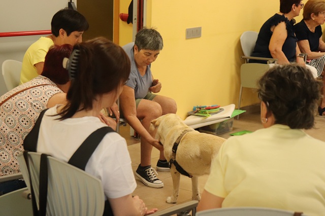 Participantes en el taller de terapia asistida con perros.