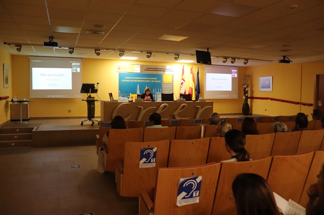Videoconferencia sobre 'Enfermedades Raras en Dermatología', impartida por el Dr. Raúl de Luca, jefe de dermatología pediátrica del Hospital La Paz de Madrid.