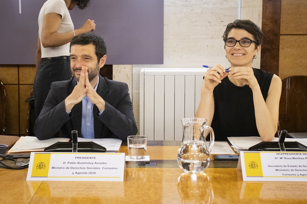 Pablo Bustinduy, ministro de Derechos Sociales, Consumo y Agenda 2030, junto a Rosa Martínez, secretaria de Estado de Derechos Sociales