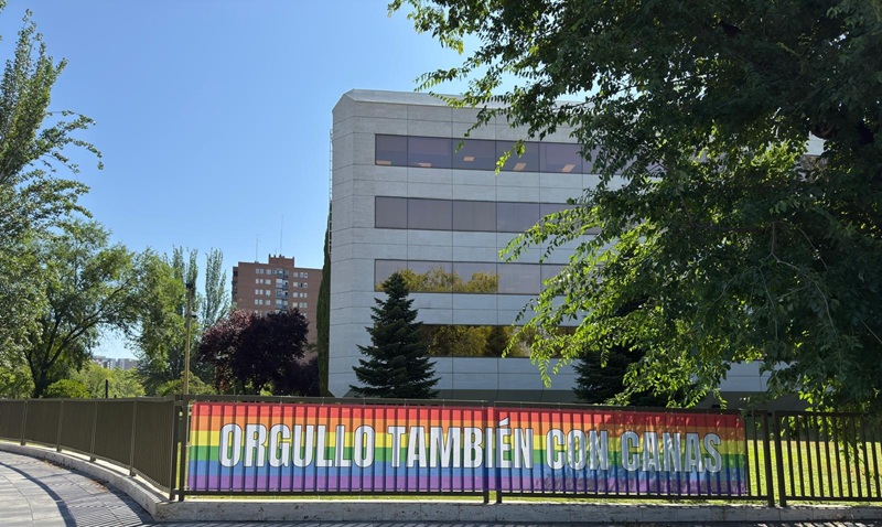 Fachada del Imserso con cartel en apoyo al colectivo LGTBIQ+.