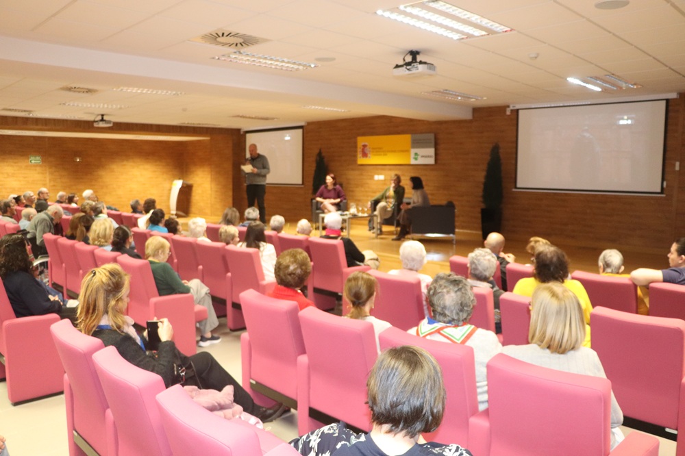 Presentación del documental en el CREA