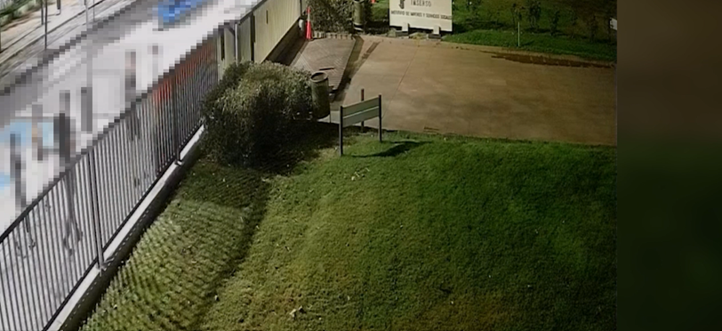 Un fotograma del vídeo de la sustración de las pancartas tomado por las cámaras de seguriudad.
