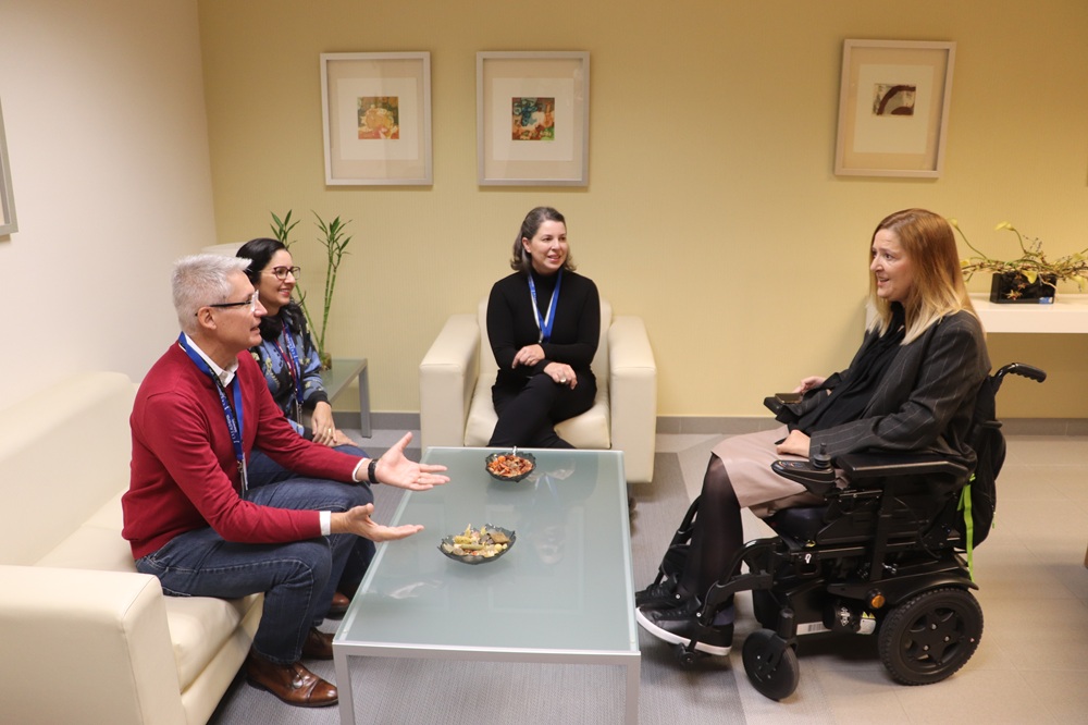 La directora gerente del CREA, Isabel Campo, con los responsables de las tres universidades brasileñas